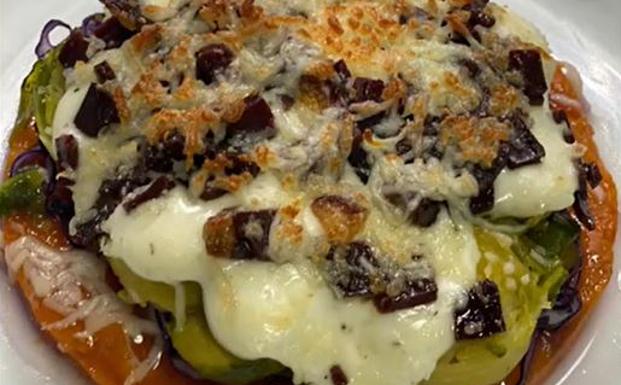 Creativa falsa pizza de calabaza con coles de Bruselas y queso palentino