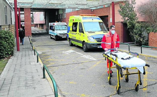 Los contagios empiezan a estabilizarse, pero los ingresos hospitalarios no dejan de crecer