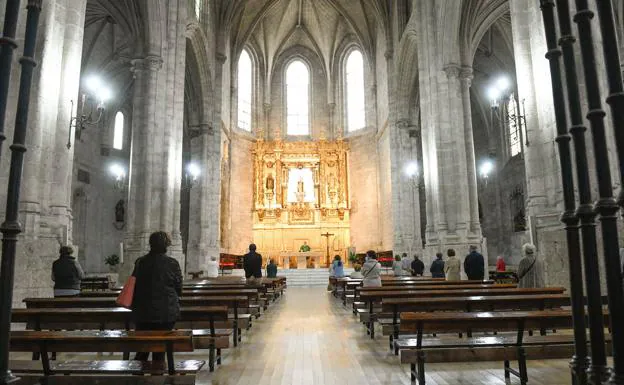 Denuncian a la iglesia de San Benito de Valladolid por duplicar el aforo en misa