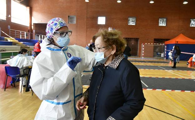 Sanidad pone en cuarentena nueve aulas más en un día y vigila 279 brotes de contagio