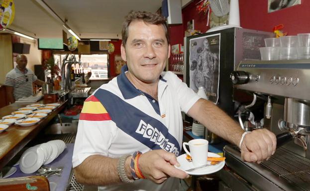 Adiós al «mejor café» tras la barra del bar Fórum de Valladolid