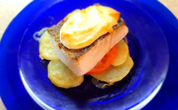 Apetitoso bacalao con salsa de tomate y pimientos del piquillo