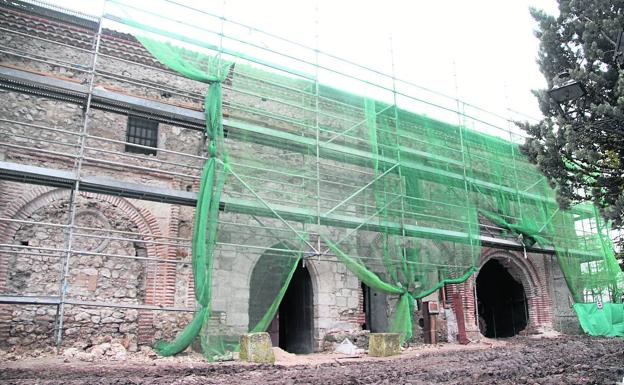 Las obras en la iglesia de la Cuesta de Cuéllar sacan a la luz unos arcos mudéjares