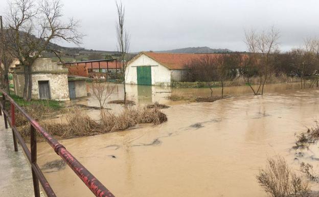 El Esgueva anega fincas, parques y tierras de cultivo en Villanueva por segunda vez en quince días