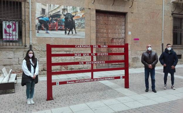 Fotografías y 'agujas' evocan el Carnaval de Ciudad Rodrigo en el recorrido del encierro