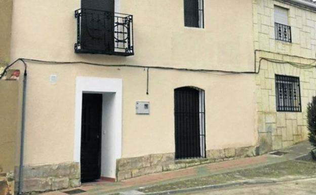 Mota del Marqués entrega la primera vivienda de alquiler social rehabilitada por la Junta