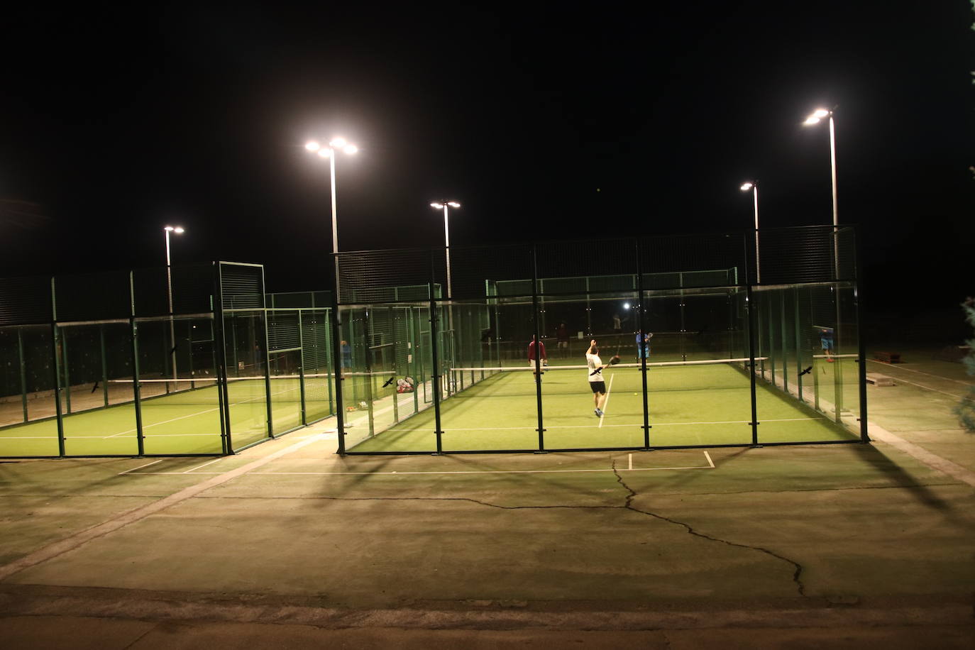 Las pistas de pádel de Cuéllar estrenan iluminación