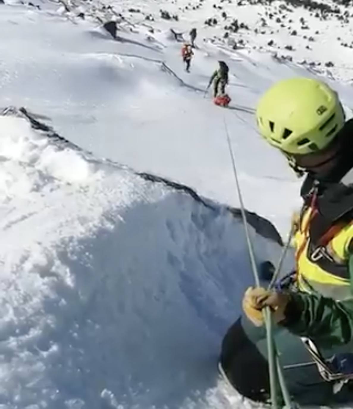 Rescatada una mujer de 51 años tras sufrir una caída de unos 100 metros en el Risco de los Claveles