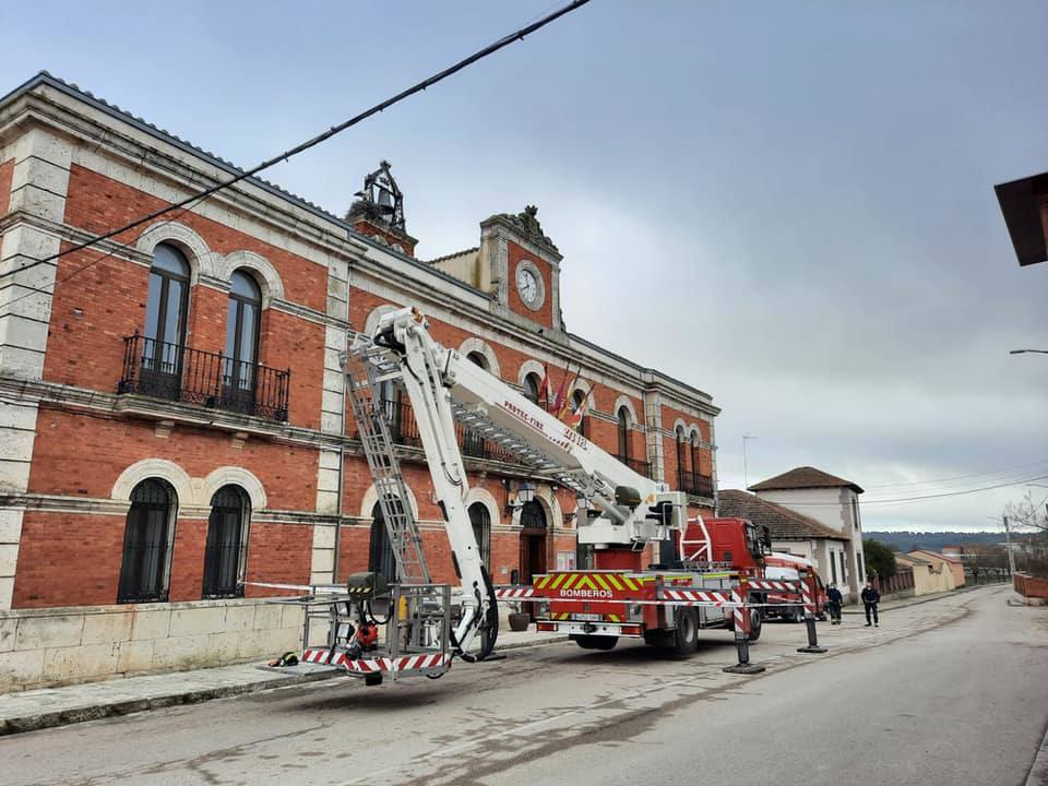 Denuncian la retirada de un nido de cigüeña en época de reproducción en Esguevillas