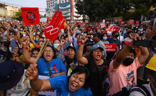 La junta militar birmana ataja la rebelión con tanques en las calles