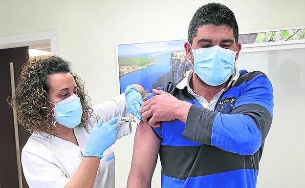 Sanidad inocula 1.120 vacunas contra el coronavirus en un día en la capital y en la provincia