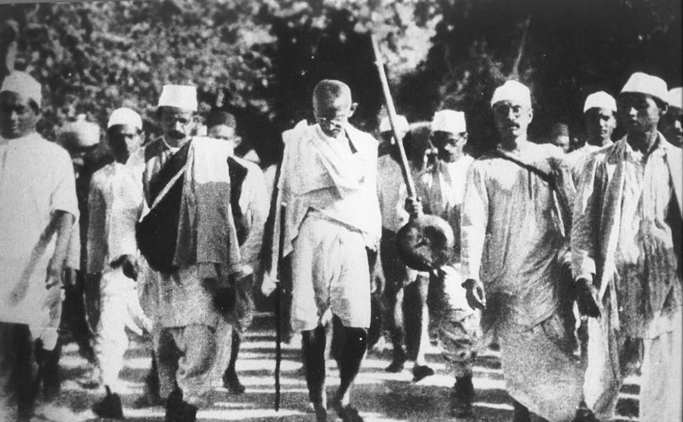 1948: un extremista hindú mata a Gandhi