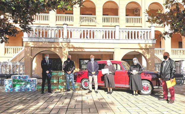 Las Hermanitas de los Pobres de Salamanca reciben los 1.757 euros recaudados durante el 'Día del Guardia Urbano'