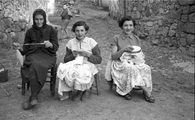 Aldeadávila acoge la exposición retrospectiva 'La mujer en el medio rural'