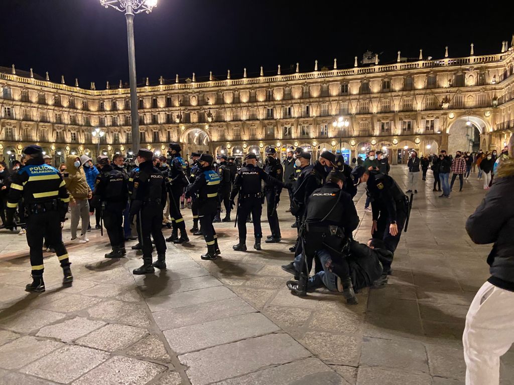 200 manifestantes reclaman libertad para el rapero Pablo Hasél en la Plaza Mayor