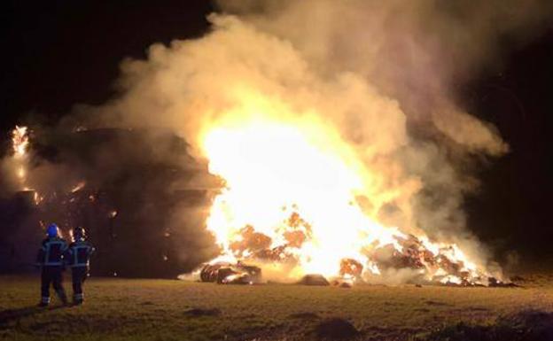 Un incendio de pacas de paja junto a la A-62 en Arroyo alerta a los vecinos