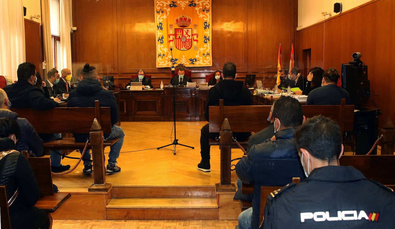 Las defensas esperan la absolución de los acusados de traficar con cocaína