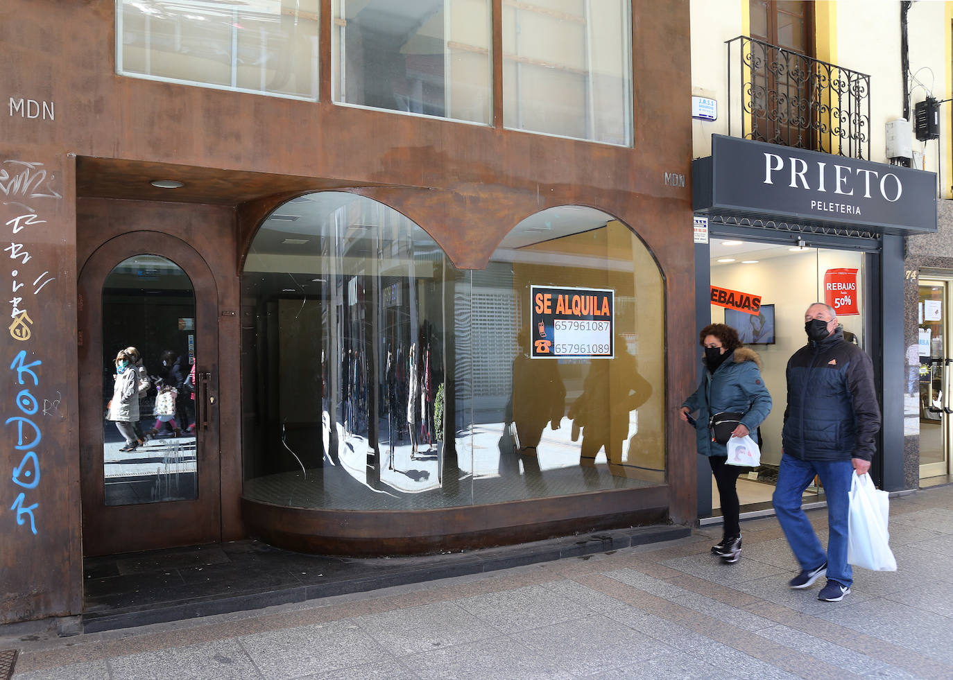 La Calle Mayor de Palencia languidece con un goteo de cierres que deja 170 locales vacíos en el entorno