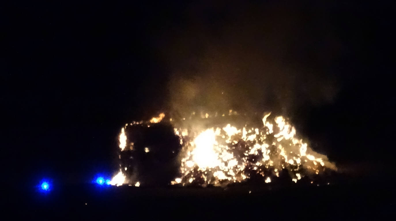 Un incendio intencionado quema 180 toneladas de paja en Valladolid