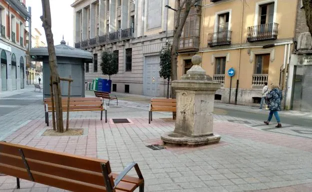 La colocación de nuevos bancos remata la peatonalización de las calles Claudio Moyano y Doctrinos en Valladolid