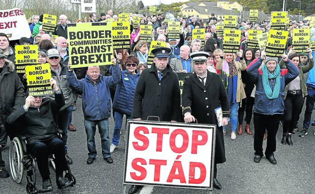 Las barreras del 'brexit' crispan al unionismo