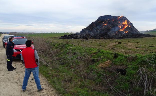 Un incendio intencionado destruye 180 toneladas de paja al borde de la A-62 entre Zaratán, Arroyo y Valladolid