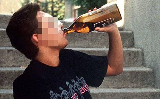 Sorprenden a varios menores en Medina bebiendo alcohol en la calle en horario escolar