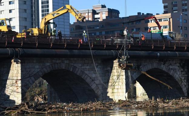 Las máquinas retiran 150 toneladas de troncos y basura del Puente Mayor de Valladolid