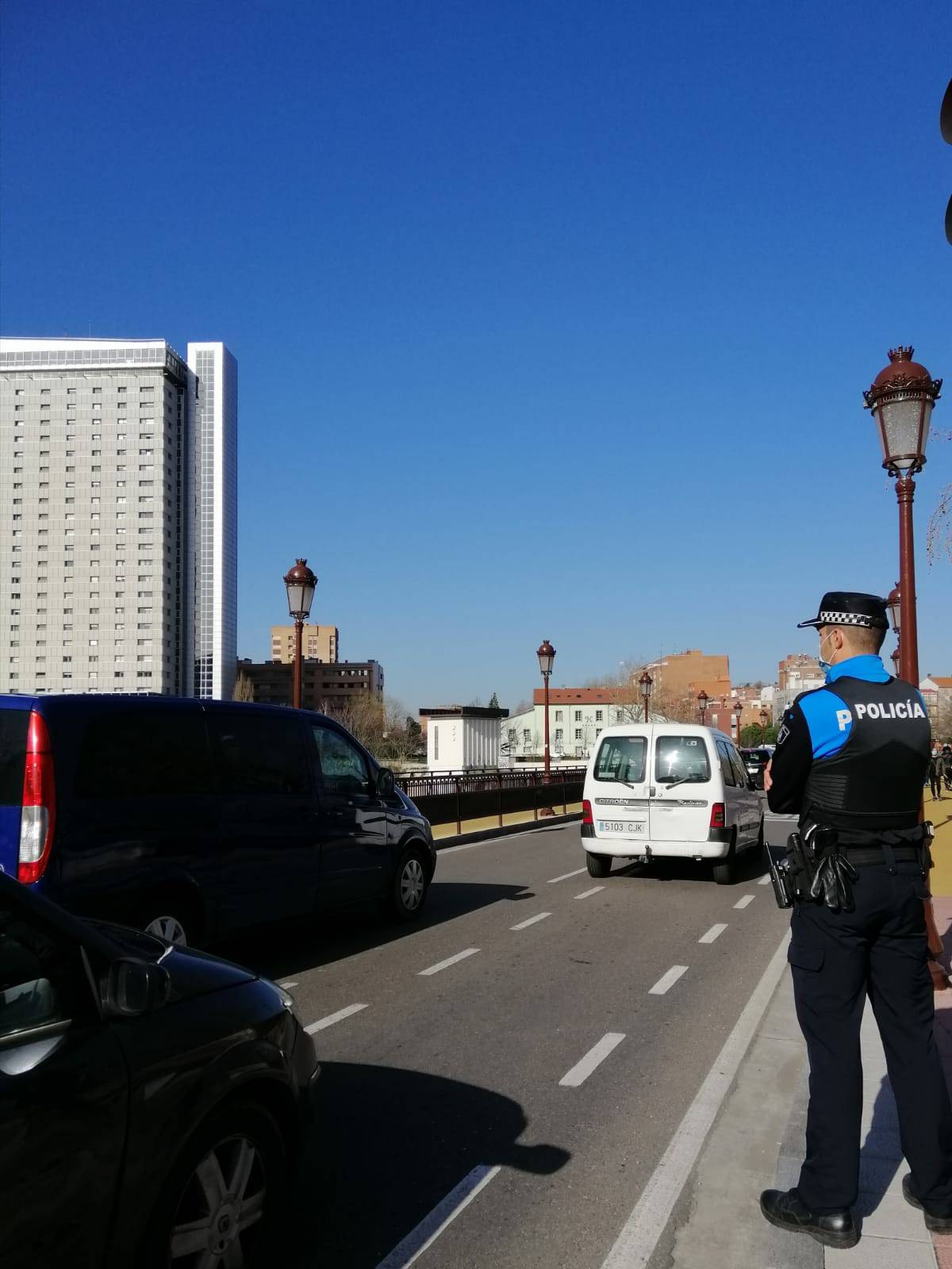 El Puente Mayor se reabre al tráfico al concluir los trabajos para retirar la maleza