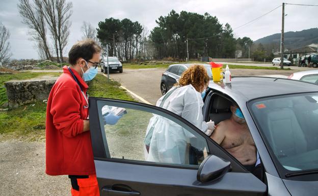 Pacientes dependientes se vacunan desde el coche en la provincia de Salamanca