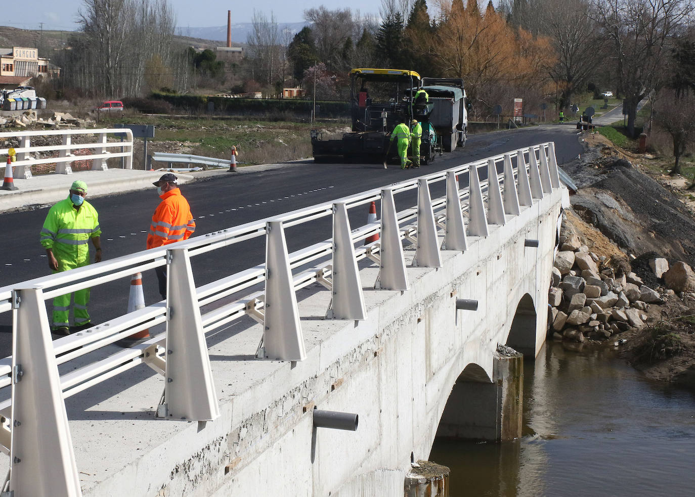 Concluye la ampliación del puente sobre el río Eresma en la carretera CL-607
