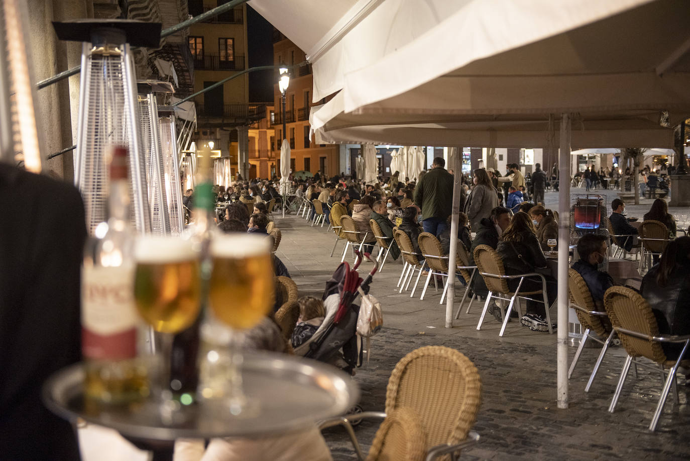 Los segovianos llenan las calles y las terrazas de la ciudad con el aumento del horario de la hostelería