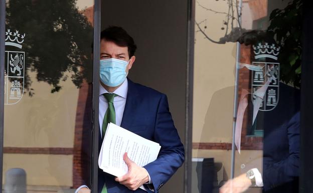 Mañueco mantiene una confianza plena en Arrimadas frente a la amenaza de moción