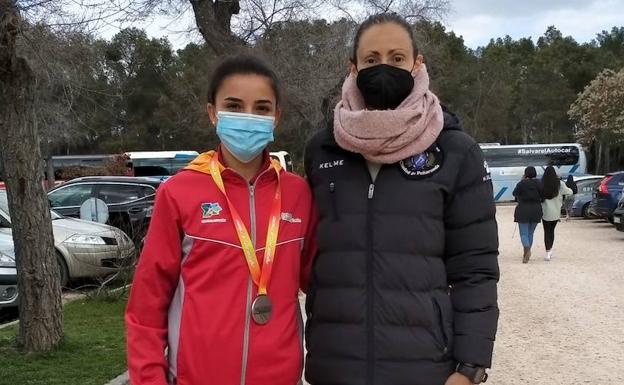 Las salmantinas Sara Izquierdo y Lucía Corral logran medallas con Castilla y León en el Nacional de cross
