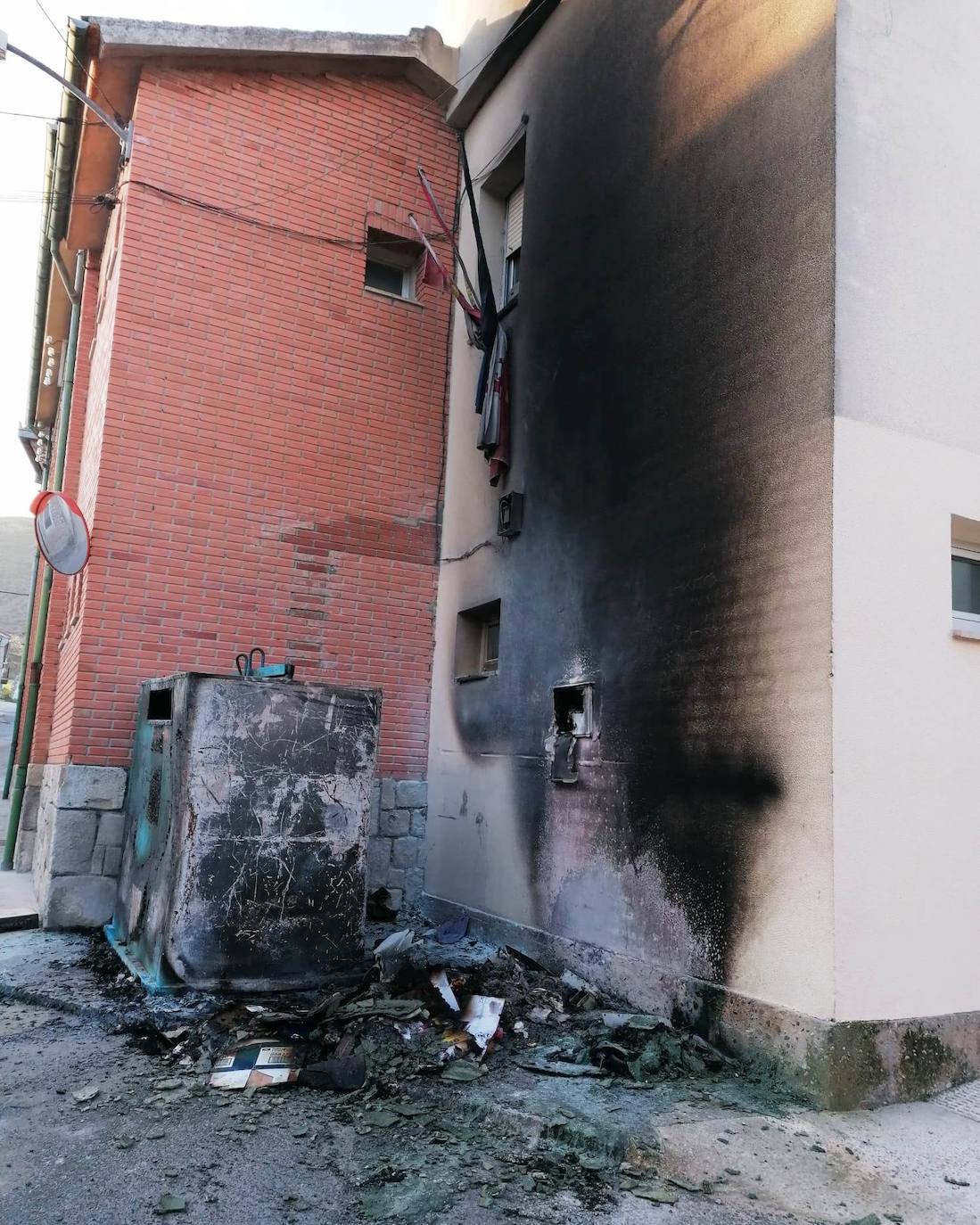 Arden varios contenedores junto al colegio de Vallelado