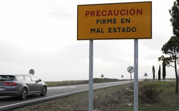 La peligrosa vía que une Peñafiel con el límite de Segovia vuelve a repararse