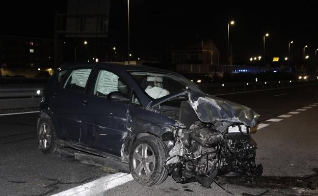 Un accidente entre dos turismos provoca el corte de un carril en el acceso a Laguna de Duero
