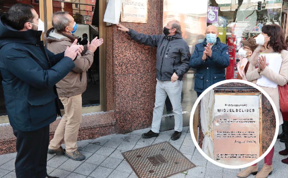 Una placa conmemora la estancia de Miguel Delibes en la calle Dos de Mayo de Valladolid