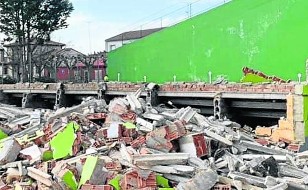 El ayuntamiento de Pedrajas procede a la demolición del graderío del viejo frontón