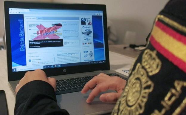 La Policía Nacional alerta sobre una estafa por SMS que avisan de recogidas de paquetería falsas