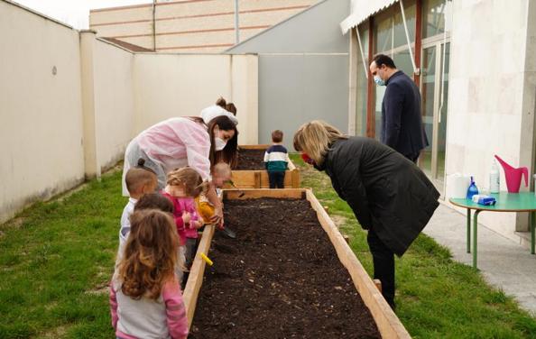 Los niños de Santa Marta aprenden a cultivar practicando en los huertos