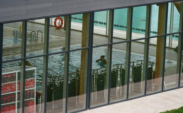 Las piscinas de Salamanca solo permiten 45 minutos al día para el baño pero no rebajan sus tarifas