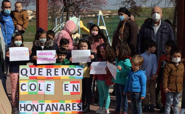 Protesta contra el traslado de alumnos de Hontanares de Eresma a Valverde