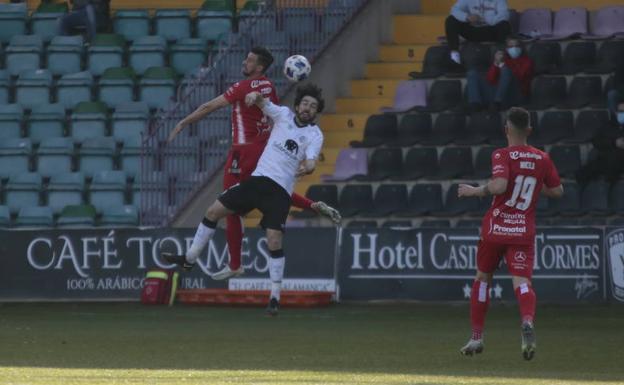 El salmantino Coque se rompe el tendón de Aquiles en el Helmántico con el Zamora y dice adiós a la temporada