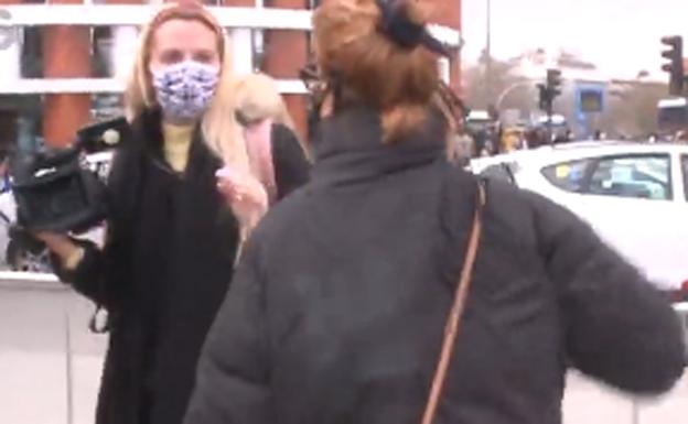 Najwa Nimri intenta apartar a un reportero de su camino con un empujón y a otro amaga con darle una patada