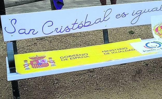 Las calles de San Cristóbal de Segovia ya lucen sus 'bancos violetas de la igualdad'