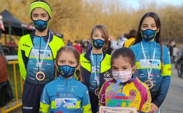 Una victoria y tres medallas para la Escuela de Ciclismo Salmantina en Bembibre en su vuelta a la competición