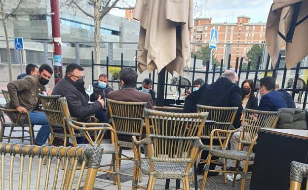 Más que Bares denuncia que Igea y otros cargos de Cs se saltan las restricciones covid en una terraza de Valladolid