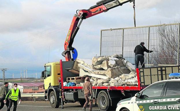 Un camión inutiliza la autovía en Villalobón al perder la carga