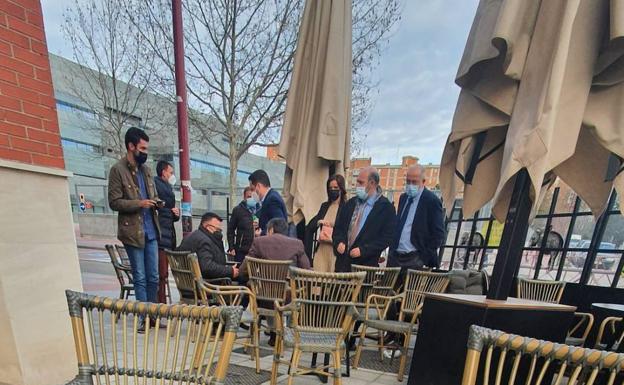 Los hosteleros reprueban a Igea y consideran las imágenes en una terraza como «la gota que colma el vaso»
